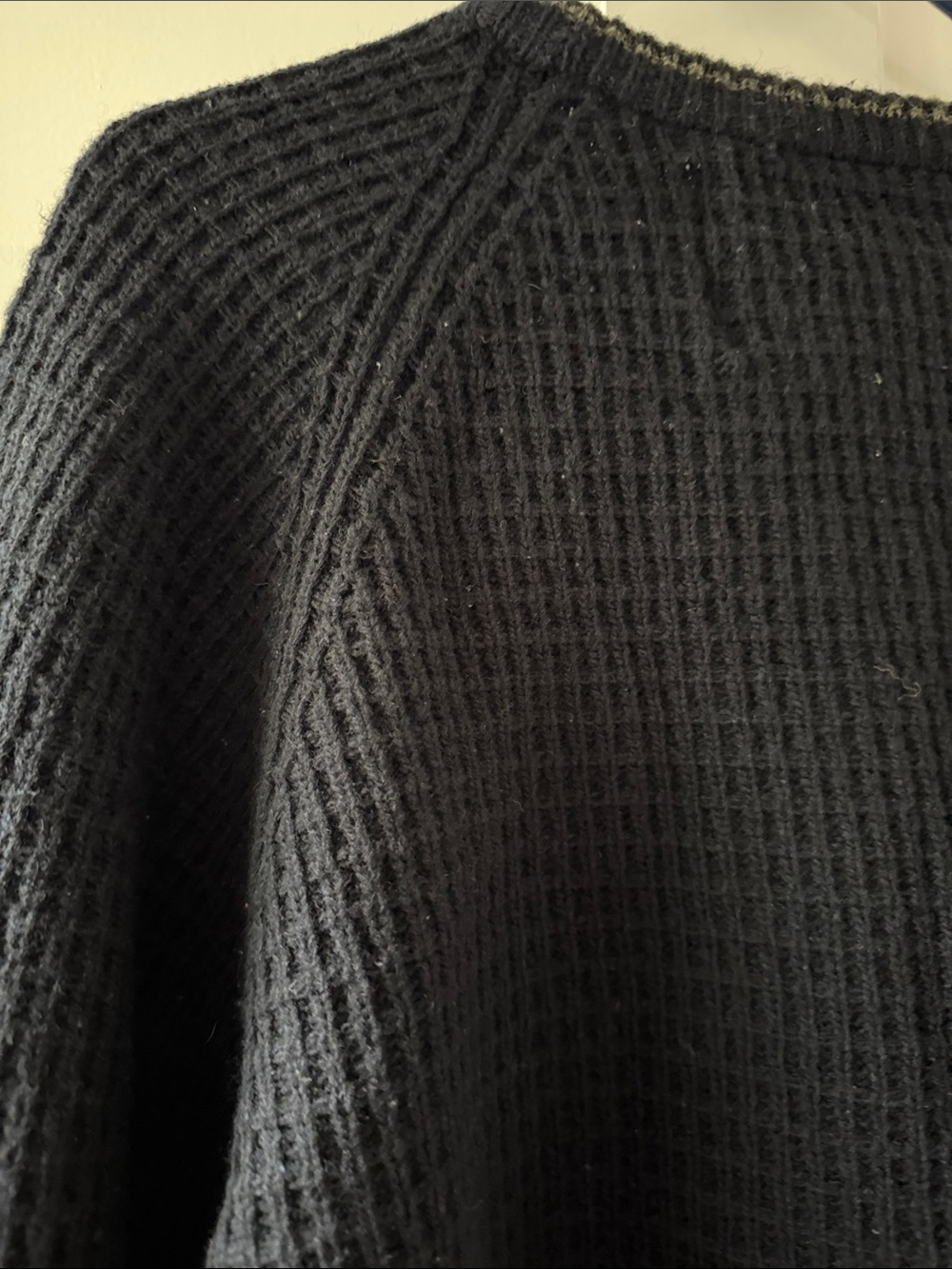 Abercrombie & Fitch Men’s Navy Waffle Knit Crewneck Sweater with Olive Trim - Picture 5 of 7
